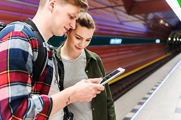 포토 JPG 서양인 커플 응시 여자 남자 여행 배낭 실내 서기 미소 들기 사람 상반신 20대 성인 두명 옆모습 태블릿 배낭여행 검색 프라하 전철역 성인만 페트르지니역 국내포토 외국인 시선 뷰포인트 가방 관계 모션 표정 청년 내부 전자제품 스마트기기 역 체코 파일형식