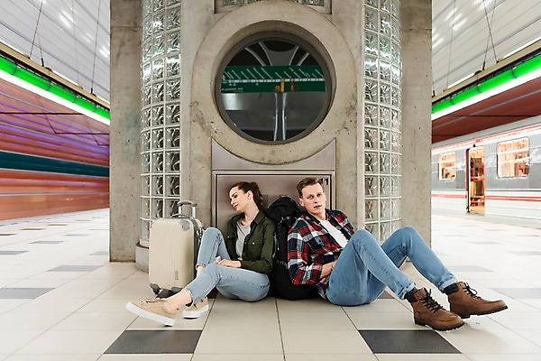 포토 JPG 전신 서양인 커플 응시 여자 남자 여행 배낭 휴식 전등 실내 피곤 사람 앉기 20대 성인 두명 옆모습 캐리어 기댐 기둥 전철 배낭여행 프라하 전철역 힘듦 성인만 페트르지니역 국내포토 외국인 시선 건축 육상교통 뷰포인트 컨셉 가방 관계 모션 조명 대중교통 청년 내부 여행가방 역 체코 파일형식