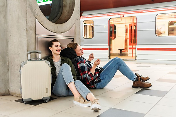 포토 JPG 전신 서양인 커플 응시 여자 남자 여행 배낭 휴식 실내 피곤 미소 사람 앉기 20대 성인 두명 옆모습 손들기 캐리어 기댐 전철 즐거움 배낭여행 프라하 전철역 힘듦 성인만 페트르지니역 국내포토 외국인 시선 감정 육상교통 뷰포인트 컨셉 가방 관계 모션 대중교통 표정 청년 내부 여행가방 역 체코 파일형식
