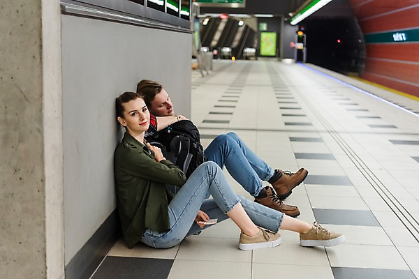포토 JPG 전신 서양인 커플 여자 남자 여행 배낭 휴식 실내 피곤 미소 사람 앉기 20대 성인 두명 옆모습 눈감음 기댐 배낭여행 프라하 전철역 힘듦 성인만 페트르지니역 국내포토 외국인 뷰포인트 컨셉 가방 관계 모션 표정 청년 내부 역 체코 파일형식