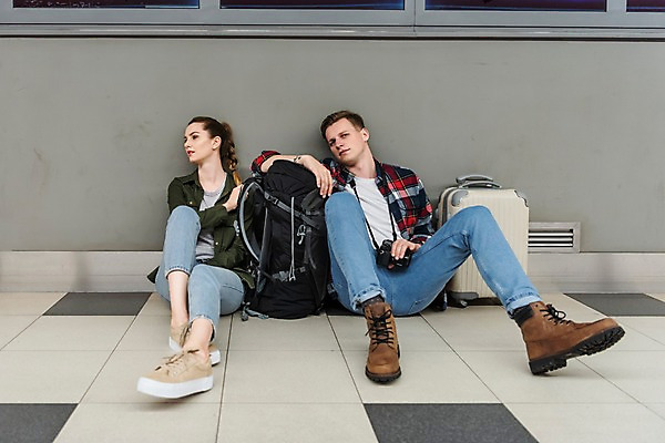 포토 JPG 전신 서양인 커플 응시 여자 남자 여행 배낭 휴식 실내 피곤 사람 앉기 20대 성인 두명 앞모습 카메라 캐리어 기댐 잡기 배낭여행 프라하 전철역 성인만 페트르지니역 국내포토 외국인 시선 뷰포인트 컨셉 가방 관계 모션 청년 내부 전자제품 여행가방 역 체코 파일형식
