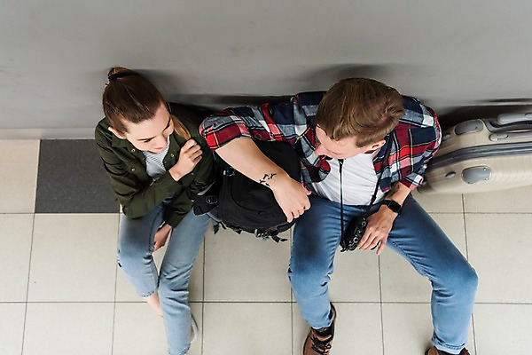 포토 JPG 전신 서양인 커플 여자 남자 여행 배낭 휴식 실내 피곤 대화 미소 사람 앉기 20대 성인 두명 하이앵글 마주보기 카메라 캐리어 잡기 배낭여행 프라하 전철역 힘듦 성인만 페트르지니역 국내포토 외국인 뷰포인트 컨셉 가방 관계 모션 표정 말하기 청년 내부 전자제품 여행가방 역 체코 파일형식