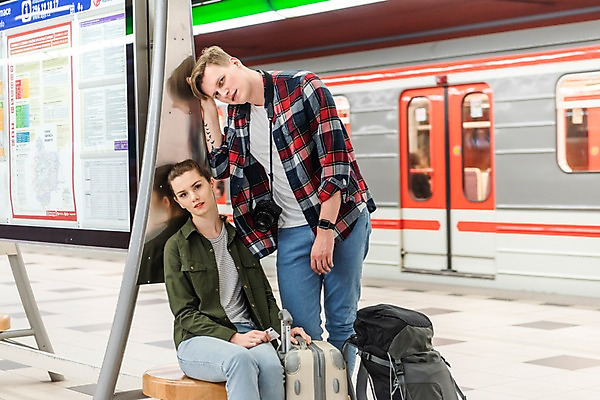 포토 JPG 서양인 커플 응시 여자 남자 여행 배낭 휴식 실내 피곤 서기 사람 앉기 상반신 20대 성인 두명 앞모습 옆모습 카메라 캐리어 기댐 전철 배낭여행 프라하 전철역 지하철노선도 성인만 페트르지니역 국내포토 외국인 시선 육상교통 뷰포인트 컨셉 가방 관계 모션 대중교통 청년 내부 전자제품 여행가방 역 체코 노선도 파일형식