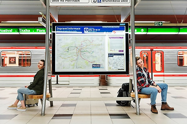 포토 JPG 전신 서양인 커플 응시 여자 남자 여행 벤치 배낭 휴식 전등 실내 피곤 미소 사람 앉기 20대 성인 두명 옆모습 캐리어 전철 배낭여행 프라하 전철역 지하철노선도 힘듦 성인만 페트르지니역 국내포토 외국인 시선 육상교통 뷰포인트 컨셉 의자 가방 관계 모션 조명 대중교통 표정 청년 내부 여행가방 역 체코 노선도 파일형식