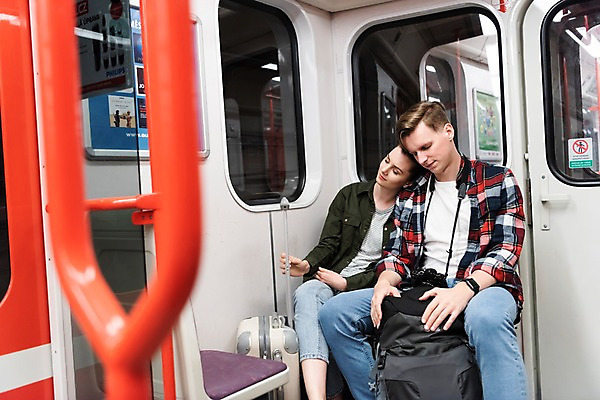 포토 JPG 서양인 커플 여자 남자 여행 배낭 휴식 실내 피곤 사람 앉기 상반신 20대 성인 두명 옆모습 문 카메라 캐리어 기댐 전철 배낭여행 프라하 전철역 힘듦 성인만 페트르지니역 국내포토 외국인 육상교통 뷰포인트 컨셉 가방 관계 모션 대중교통 청년 내부 전자제품 여행가방 역 체코 파일형식