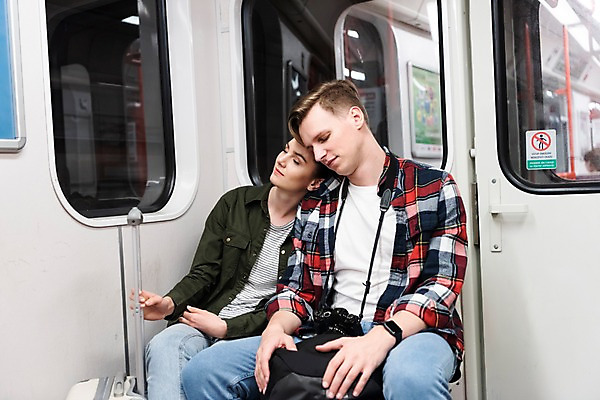 포토 JPG 서양인 커플 여자 남자 여행 배낭 휴식 실내 피곤 사람 앉기 상반신 20대 성인 두명 옆모습 문 카메라 캐리어 기댐 전철 배낭여행 프라하 전철역 힘듦 성인만 페트르지니역 국내포토 외국인 육상교통 뷰포인트 컨셉 가방 관계 모션 대중교통 청년 내부 전자제품 여행가방 역 체코 파일형식