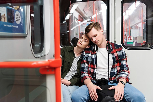 포토 JPG 서양인 커플 여자 남자 여행 배낭 휴식 전등 실내 피곤 사람 앉기 상반신 20대 성인 두명 앞모습 문 카메라 기댐 전철 배낭여행 프라하 전철역 힘듦 성인만 페트르지니역 국내포토 외국인 육상교통 뷰포인트 컨셉 가방 관계 모션 조명 대중교통 청년 내부 전자제품 역 체코 파일형식