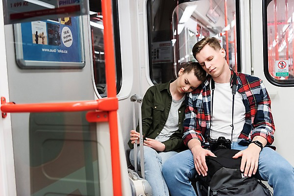 포토 JPG 서양인 커플 여자 남자 여행 배낭 휴식 실내 피곤 사람 앉기 상반신 20대 성인 두명 앞모습 문 카메라 캐리어 전철 배낭여행 프라하 전철역 힘듦 성인만 페트르지니역 국내포토 외국인 육상교통 뷰포인트 컨셉 가방 관계 모션 대중교통 청년 내부 전자제품 여행가방 역 체코 파일형식