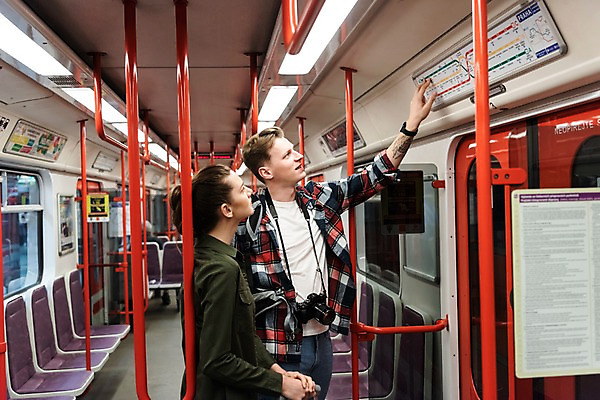 포토 JPG 서양인 커플 응시 여자 남자 여행 의자 전등 실내 서기 사람 상반신 20대 성인 두명 옆모습 문 가리킴 전철 배낭여행 프라하 지하철노선도 성인만 페트르지니역 국내포토 외국인 시선 육상교통 뷰포인트 가구 관계 모션 조명 대중교통 손짓 청년 내부 역 체코 노선도 파일형식