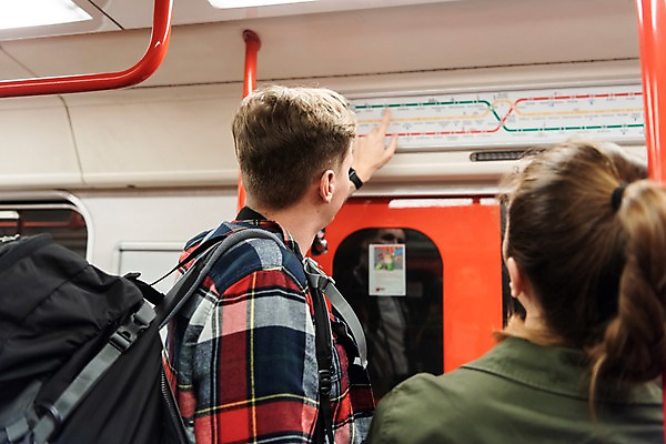 포토 JPG 서양인 커플 응시 여자 남자 여행 배낭 실내 서기 사람 상반신 20대 성인 두명 뒷모습 문 가리킴 전철 배낭여행 프라하 지하철노선도 성인만 페트르지니역 국내포토 외국인 시선 육상교통 뷰포인트 가방 관계 모션 대중교통 손짓 청년 내부 역 체코 노선도 파일형식