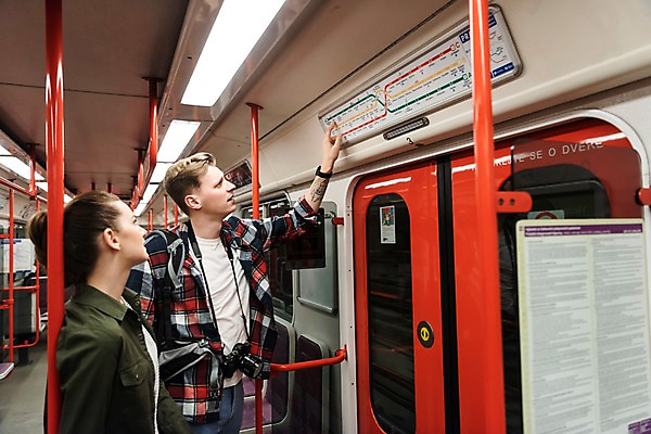 포토 JPG 서양인 커플 응시 여자 남자 여행 의자 배낭 전등 실내 서기 사람 상반신 20대 성인 두명 옆모습 카메라 가리킴 전철 배낭여행 프라하 지하철노선도 성인만 페트르지니역 국내포토 외국인 시선 육상교통 뷰포인트 가구 가방 관계 모션 조명 대중교통 손짓 청년 내부 전자제품 역 체코 노선도 파일형식