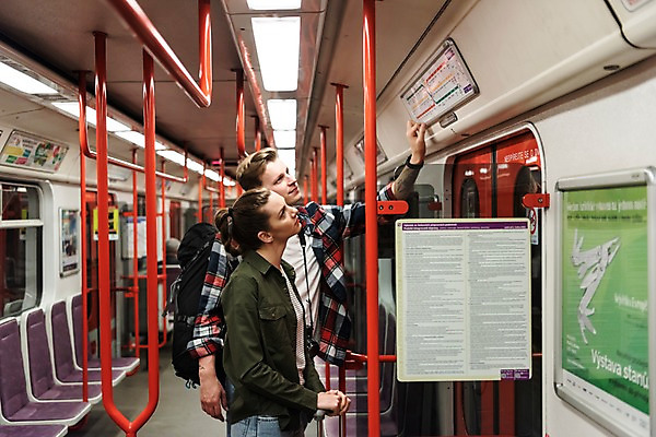 포토 JPG 서양인 커플 응시 여자 남자 여행 의자 배낭 전등 광고판 실내 서기 사람 상반신 20대 성인 두명 옆모습 캐리어 전철 배낭여행 프라하 지하철노선도 성인만 페트르지니역 국내포토 외국인 시선 육상교통 뷰포인트 가구 가방 관계 모션 조명 대중교통 알림판 청년 내부 여행가방 역 체코 판 노선도 파일형식