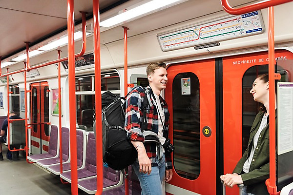 포토 JPG 서양인 커플 응시 여자 남자 여행 의자 배낭 전등 실내 대화 서기 미소 사람 상반신 20대 성인 두명 옆모습 문 마주보기 카메라 캐리어 전철 배낭여행 프라하 성인만 페트르지니역 국내포토 외국인 시선 육상교통 뷰포인트 가구 가방 관계 모션 조명 대중교통 표정 말하기 청년 내부 전자제품 여행가방 역 체코 파일형식