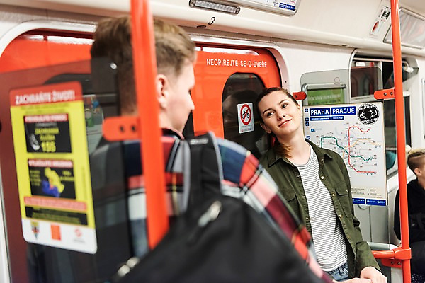 포토 JPG 서양인 커플 응시 여자 남자 여행 배낭 실내 대화 서기 미소 사람 상반신 20대 성인 두명 앞모습 뒷모습 문 마주보기 기댐 전철 배낭여행 프라하 성인만 페트르지니역 국내포토 외국인 시선 육상교통 뷰포인트 가방 관계 모션 대중교통 표정 말하기 청년 내부 역 체코 파일형식