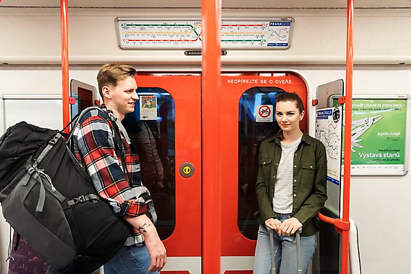 포토 JPG 서양인 커플 응시 여자 남자 여행 배낭 실내 서기 미소 사람 상반신 20대 성인 두명 앞모습 옆모습 문 캐리어 기댐 전철 배낭여행 프라하 성인만 페트르지니역 국내포토 외국인 시선 육상교통 뷰포인트 가방 관계 모션 대중교통 표정 청년 내부 여행가방 역 체코 파일형식