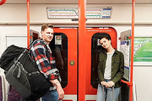 포토 JPG 서양인 커플 응시 여자 남자 여행 배낭 실내 서기 미소 사람 상반신 20대 성인 두명 앞모습 옆모습 문 캐리어 기댐 전철 배낭여행 프라하 성인만 페트르지니역 국내포토 외국인 시선 육상교통 뷰포인트 가방 관계 모션 대중교통 표정 청년 내부 여행가방 역 체코 파일형식