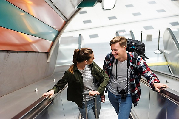 포토 JPG 서양인 커플 응시 여자 남자 여행 배낭 전등 실내 대화 미소 사람 상반신 20대 성인 두명 앞모습 마주보기 카메라 캐리어 잡기 배낭여행 오르기 에스컬레이터 프라하 성인만 페트르지니역 국내포토 외국인 시선 뷰포인트 가방 관계 모션 조명 표정 말하기 청년 내부 전자제품 여행가방 역 체코 파일형식