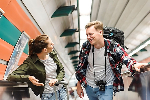 포토 JPG 서양인 커플 응시 여자 남자 포스터 여행 배낭 전등 실내 대화 미소 사람 상반신 20대 성인 두명 앞모습 마주보기 카메라 캐리어 잡기 배낭여행 오르기 에스컬레이터 프라하 성인만 페트르지니역 국내포토 외국인 시선 뷰포인트 가방 관계 모션 조명 표정 말하기 청년 내부 전자제품 여행가방 역 체코 파일형식