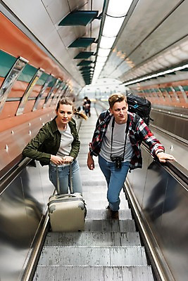 포토 JPG 전신 서양인 커플 응시 여자 남자 포스터 여행 배낭 전등 실내 사람 20대 성인 두명 앞모습 카메라 캐리어 잡기 배낭여행 오르기 에스컬레이터 프라하 성인만 페트르지니역 국내포토 외국인 시선 뷰포인트 가방 관계 모션 조명 청년 내부 전자제품 여행가방 역 체코 파일형식