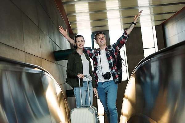 포토 JPG 서양인 커플 응시 여자 남자 여행 배낭 팔벌리기 전등 실내 미소 웃음 사람 상반신 20대 성인 두명 앞모습 빛 카메라 캐리어 즐거움 배낭여행 오르기 에스컬레이터 프라하 성인만 페트르지니역 국내포토 외국인 시선 감정 뷰포인트 가방 관계 모션 조명 표정 청년 내부 전자제품 여행가방 역 체코 파일형식