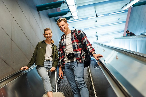 포토 JPG 서양인 커플 응시 여자 남자 여행 배낭 전등 실내 서기 미소 사람 상반신 20대 성인 두명 앞모습 카메라 캐리어 잡기 하락 배낭여행 에스컬레이터 프라하 성인만 페트르지니역 국내포토 외국인 시선 뷰포인트 컨셉 가방 관계 모션 조명 표정 청년 내부 전자제품 여행가방 역 체코 파일형식
