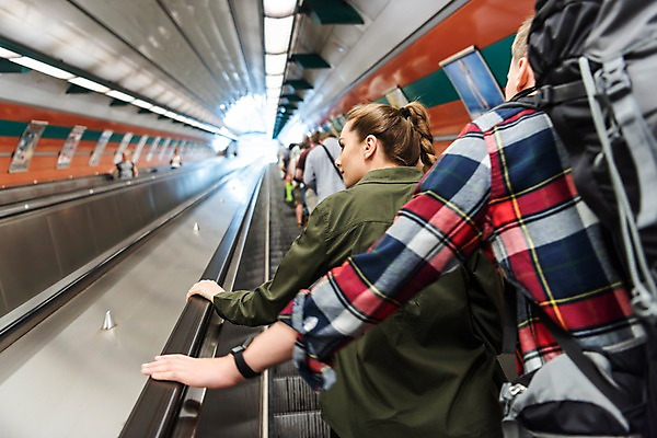포토 JPG 서양인 커플 응시 여자 남자 포스터 여행 배낭 전등 실내 사람 상반신 20대 성인 두명 뒷모습 잡기 배낭여행 오르기 에스컬레이터 프라하 성인만 페트르지니역 국내포토 외국인 시선 뷰포인트 가방 관계 모션 조명 청년 내부 역 체코 파일형식