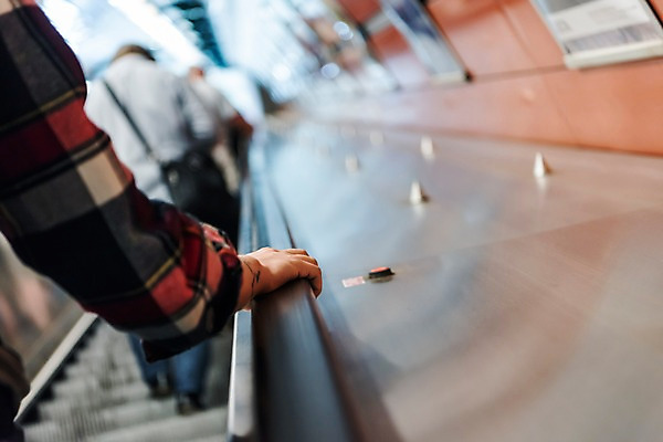 포토 JPG 전신 서양인 손 남자 포스터 여행 버튼 전등 실내 사람 근접촬영 여러명 상반신 20대 성인 뒷모습 아웃포커스 신체부위 빛 잡기 배낭여행 에스컬레이터 프라하 페트르지니역 국내포토 외국인 뷰포인트 다수 모션 조명 촬영기법 청년 내부 역 체코 파일형식