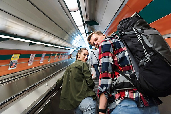 포토 JPG 서양인 커플 응시 여자 남자 포스터 여행 배낭 전등 실내 미소 사람 상반신 20대 성인 두명 뒷모습 뒤돌아보기 배낭여행 오르기 에스컬레이터 프라하 성인만 페트르지니역 국내포토 외국인 시선 뷰포인트 가방 관계 모션 조명 표정 청년 내부 역 체코 파일형식