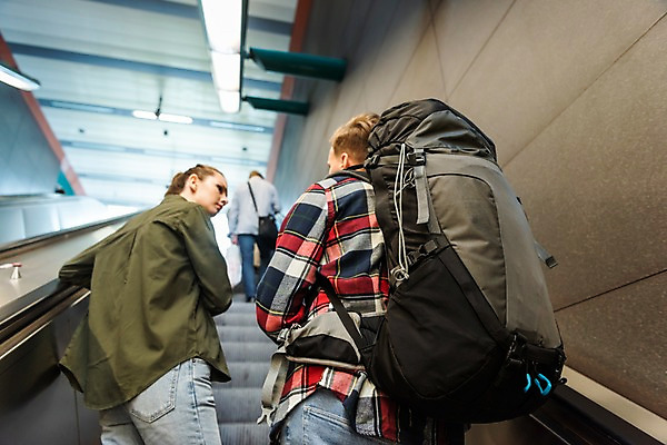 포토 JPG 서양인 커플 응시 여자 남자 여행 배낭 전등 실내 대화 사람 상반신 20대 성인 두명 뒷모습 배낭여행 오르기 에스컬레이터 프라하 성인만 페트르지니역 국내포토 외국인 시선 뷰포인트 가방 관계 모션 조명 말하기 청년 내부 역 체코 파일형식