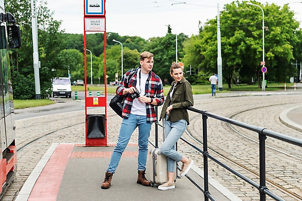 포토 JPG 주간 전신 서양인 나무 커플 응시 여자 남자 여행 배낭 난간 자동차 버스 서기 들기 사람 20대 성인 야외 두명 앞모습 옆모습 카메라 캐리어 맑음 기댐 기다림 버스정류장 배낭여행 프라하 성인만 페트르지니역 국내포토 자연요소 외국인 식물 시선 육상교통 뷰포인트 가방 관계 모션 날씨 대중교통 청년 전자제품 여행가방 역 체코 파일형식