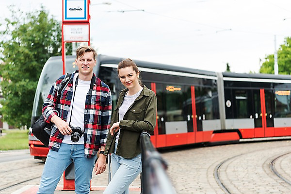 포토 JPG 주간 서양인 나무 커플 응시 여자 남자 여행 배낭 난간 버스 서기 미소 사람 상반신 20대 성인 야외 두명 앞모습 아웃포커스 카메라 맑음 기댐 잡기 기다림 버스정류장 배낭여행 프라하 성인만 페트르지니역 국내포토 자연요소 외국인 식물 시선 육상교통 뷰포인트 가방 관계 모션 날씨 대중교통 촬영기법 표정 청년 전자제품 역 체코 파일형식