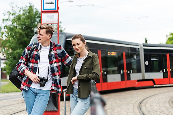 포토 JPG 주간 서양인 나무 커플 응시 여자 남자 여행 배낭 난간 버스 미소 사람 상반신 20대 성인 야외 두명 앞모습 아웃포커스 카메라 캐리어 맑음 기댐 기다림 버스정류장 배낭여행 프라하 성인만 페트르지니역 국내포토 자연요소 외국인 식물 시선 육상교통 뷰포인트 가방 관계 모션 날씨 대중교통 촬영기법 표정 청년 전자제품 여행가방 역 체코 파일형식