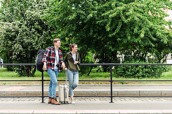 포토 JPG 주간 전신 서양인 나무 커플 응시 여자 남자 여행 배낭 난간 버스 서기 미소 사람 20대 성인 야외 두명 앞모습 옆모습 캐리어 맑음 기댐 기다림 배낭여행 프라하 교외 성인만 페트르지니역 국내포토 자연요소 외국인 식물 시선 육상교통 뷰포인트 가방 관계 모션 날씨 대중교통 표정 청년 여행가방 역 체코 파일형식