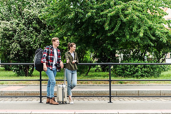포토 JPG 주간 전신 서양인 나무 커플 응시 여자 남자 여행 배낭 난간 서기 미소 사람 20대 성인 야외 두명 앞모습 옆모습 카메라 캐리어 맑음 기댐 기다림 배낭여행 프라하 교외 히치하이킹 성인만 페트르지니역 국내포토 자연요소 외국인 식물 시선 뷰포인트 가방 관계 모션 날씨 표정 청년 전자제품 여행가방 역 체코 파일형식