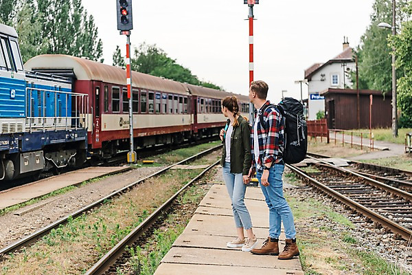 포토 JPG 주간 전신 서양인 커플 응시 여자 남자 여행 배낭 서기 사람 20대 성인 야외 두명 옆모습 맑음 기찻길 기차 기다림 신호등 배낭여행 프라하 기차역 교외 성인만 철도의날 루지네역 국내포토 자연요소 외국인 시선 육상교통 뷰포인트 가방 관계 모션 날씨 대중교통 청년 역 체코 파일형식 법정기념일