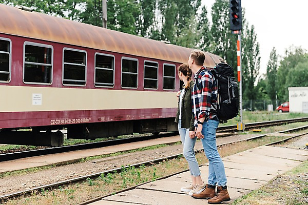 포토 JPG 주간 전신 서양인 나무 커플 응시 여자 남자 여행 배낭 서기 사람 20대 성인 야외 두명 옆모습 맑음 기찻길 기차 기다림 신호등 배낭여행 프라하 기차역 교외 성인만 철도의날 루지네역 국내포토 자연요소 외국인 식물 시선 육상교통 뷰포인트 가방 관계 모션 날씨 대중교통 청년 역 체코 파일형식 법정기념일