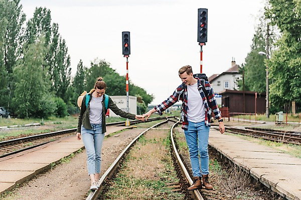 포토 JPG 주간 전신 서양인 나무 커플 응시 여자 남자 여행 배낭 미소 사람 20대 성인 야외 두명 앞모습 걷기 손잡기 맑음 다정 기찻길 신호등 배낭여행 프라하 기차역 교외 성인만 루지네역 국내포토 자연요소 외국인 식물 시선 뷰포인트 컨셉 가방 관계 모션 날씨 표정 청년 역 체코 파일형식