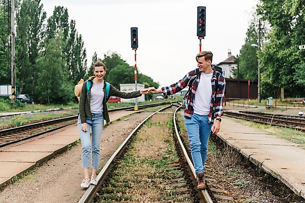 포토 JPG 주간 전신 서양인 나무 커플 응시 여자 남자 여행 배낭 미소 사람 20대 성인 야외 두명 앞모습 걷기 손잡기 맑음 다정 기찻길 신호등 배낭여행 프라하 기차역 교외 성인만 루지네역 국내포토 자연요소 외국인 식물 시선 뷰포인트 컨셉 가방 관계 모션 날씨 표정 청년 역 체코 파일형식