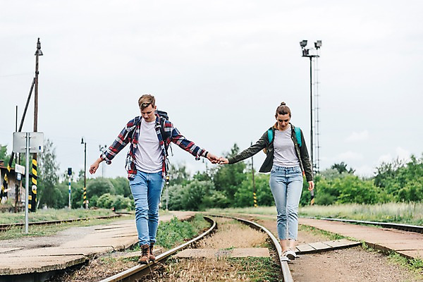 포토 JPG 주간 전신 서양인 나무 커플 응시 여자 남자 여행 배낭 사람 20대 성인 야외 두명 앞모습 걷기 손잡기 맑음 다정 기찻길 배낭여행 전봇대 프라하 교외 성인만 루지네역 국내포토 자연요소 외국인 식물 시선 공공시설 뷰포인트 컨셉 가방 관계 모션 날씨 청년 역 체코 파일형식