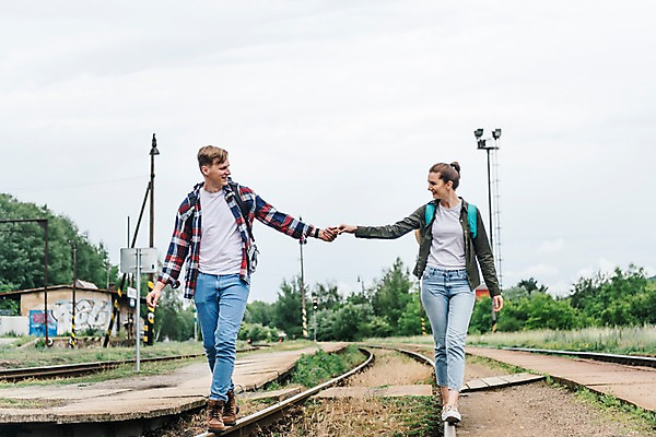 포토 JPG 주간 전신 서양인 커플 응시 여자 남자 여행 배낭 미소 사람 20대 성인 야외 두명 앞모습 마주보기 걷기 손잡기 맑음 다정 기찻길 배낭여행 전봇대 프라하 교외 성인만 루지네역 국내포토 자연요소 외국인 시선 공공시설 뷰포인트 컨셉 가방 관계 모션 날씨 표정 청년 역 체코 파일형식