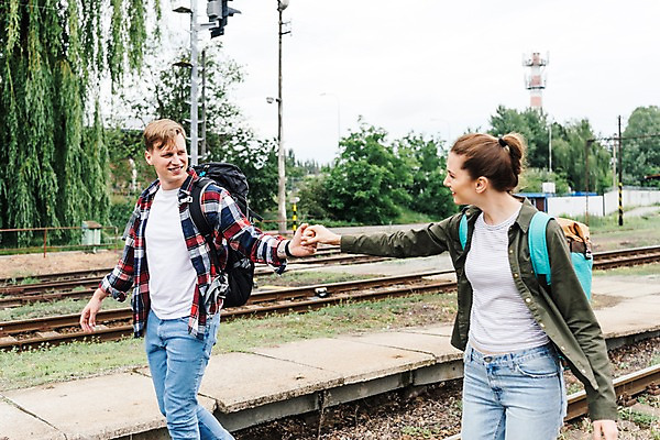 포토 JPG 주간 서양인 나무 커플 응시 여자 남자 배낭 미소 사람 상반신 20대 성인 야외 두명 옆모습 마주보기 걷기 손잡기 맑음 다정 기찻길 시골 배낭여행 프라하 성인만 루지네역 국내포토 자연요소 외국인 식물 시선 뷰포인트 여행 컨셉 가방 관계 모션 날씨 표정 청년 역 체코 파일형식