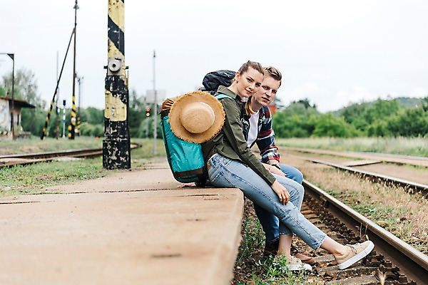 포토 JPG 주간 전신 서양인 커플 응시 여자 남자 배낭 사람 앉기 20대 성인 야외 두명 옆모습 맑음 기찻길 시골 배낭여행 전봇대 프라하 챙모자 성인만 루지네역 국내포토 자연요소 외국인 모자_잡화 시선 공공시설 뷰포인트 여행 가방 관계 모션 날씨 청년 역 체코 파일형식