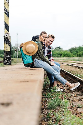 포토 JPG 주간 전신 서양인 커플 응시 여자 남자 여행 배낭 미소 사람 앉기 20대 성인 야외 두명 옆모습 맑음 기찻길 조약돌 들풀 배낭여행 프라하 챙모자 성인만 루지네역 국내포토 자연요소 외국인 모자_잡화 시선 뷰포인트 가방 관계 모션 날씨 표정 청년 돌_바위 역 체코 파일형식