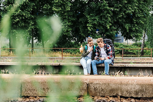 포토 JPG 주간 서양인 나무 커플 응시 여자 남자 배낭 난간 사람 앉기 상반신 20대 성인 야외 두명 앞모습 아웃포커스 카메라 맑음 기찻길 조약돌 들풀 배낭여행 프라하 챙모자 성인만 루지네역 국내포토 자연요소 외국인 식물 모자_잡화 시선 뷰포인트 여행 가방 관계 모션 날씨 촬영기법 청년 전자제품 돌_바위 역 체코 파일형식