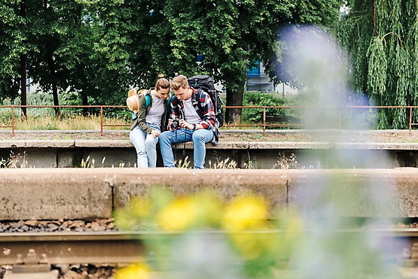 포토 JPG 주간 서양인 나무 커플 응시 여자 남자 여행 배낭 난간 휴식 사람 앉기 상반신 20대 성인 야외 두명 앞모습 아웃포커스 카메라 맑음 기찻길 들꽃 배낭여행 프라하 챙모자 성인만 루지네역 국내포토 자연요소 외국인 식물 모자_잡화 시선 꽃 뷰포인트 컨셉 가방 관계 모션 날씨 촬영기법 청년 전자제품 역 체코 파일형식