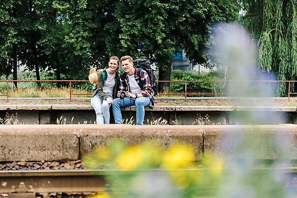 포토 JPG 주간 서양인 나무 커플 응시 여자 남자 여행 배낭 난간 미소 사람 앉기 상반신 20대 성인 야외 두명 앞모습 아웃포커스 맑음 기찻길 들꽃 배낭여행 프라하 챙모자 성인만 루지네역 국내포토 자연요소 외국인 식물 모자_잡화 시선 꽃 뷰포인트 가방 관계 모션 날씨 촬영기법 표정 청년 역 체코 파일형식
