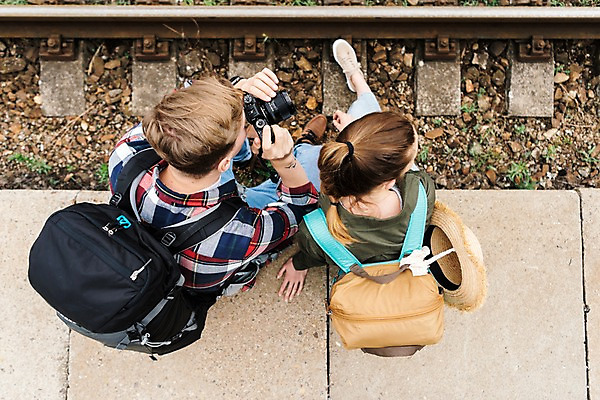 포토 JPG 주간 전신 서양인 커플 응시 여자 남자 배낭 사람 앉기 20대 성인 야외 두명 하이앵글 카메라 맑음 사진촬영 기찻길 조약돌 배낭여행 프라하 챙모자 성인만 루지네역 국내포토 자연요소 외국인 모자_잡화 시선 뷰포인트 여행 가방 관계 모션 날씨 청년 전자제품 촬영 돌_바위 역 체코 파일형식