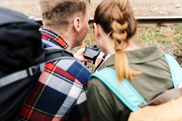 포토 JPG 주간 서양인 커플 응시 여자 남자 배낭 사람 앉기 근접촬영 상반신 20대 성인 야외 두명 뒷모습 카메라 맑음 기찻길 배낭여행 프라하 성인만 루지네역 국내포토 자연요소 외국인 시선 뷰포인트 여행 가방 관계 모션 날씨 청년 전자제품 역 체코 파일형식