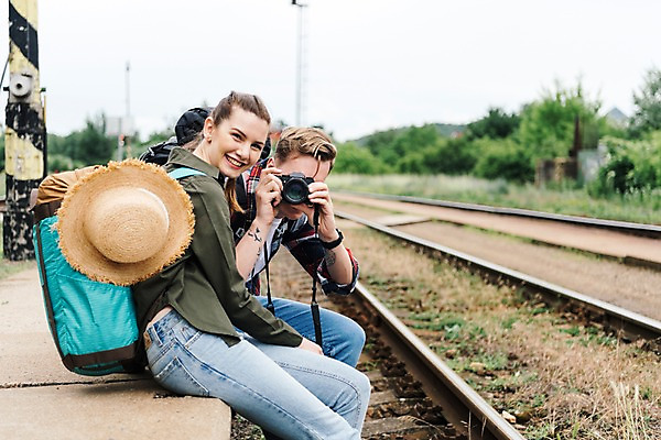 포토 JPG 주간 서양인 커플 응시 여자 남자 배낭 미소 사람 앉기 상반신 20대 성인 야외 두명 옆모습 카메라 맑음 사진촬영 기찻길 배낭여행 프라하 챙모자 성인만 루지네역 국내포토 자연요소 외국인 모자_잡화 시선 뷰포인트 여행 가방 관계 모션 날씨 표정 청년 전자제품 촬영 역 체코 파일형식