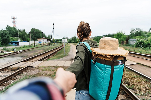 포토 JPG 주간 서양인 나무 커플 여자 남자 여행 배낭 사람 상반신 20대 성인 야외 두명 뒷모습 걷기 손잡기 맑음 다정 기찻길 시골 배낭여행 프라하 챙모자 성인만 루지네역 국내포토 자연요소 외국인 식물 모자_잡화 뷰포인트 컨셉 가방 관계 모션 날씨 청년 역 체코 파일형식